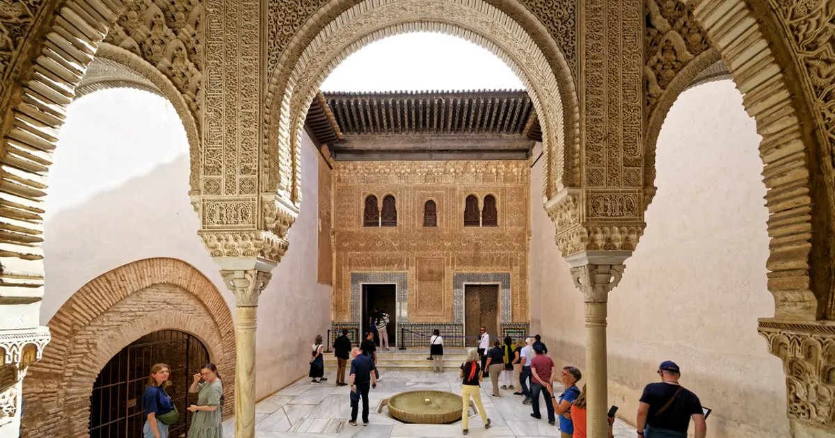 Skip-the-Line Alhambra & Nasrid Palaces Guided Tour